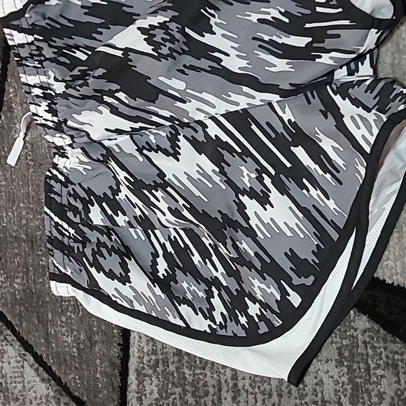 NIKE DRI-FIT MESH LINED LOGO SHORTS PRICE FIRM - Picture 2 of 10